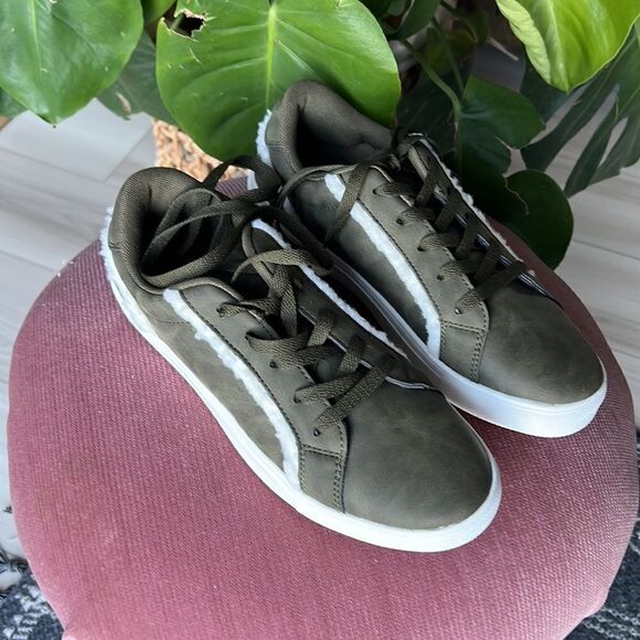 Women’s Olive Green Sneakers Lace Up Sherpa Heel Tab Size 8.5 M New! - Picture 3 of 5